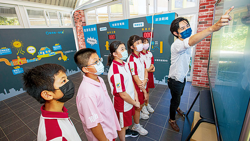 在文欣國小內,學生正在看自己校園的用電及太陽能發電狀況,學校的學務處是校園用電大戶 在文欣國小內,學生正在看自己校園的用電及太陽能發電狀況,學校的學務處是校園用電大戶