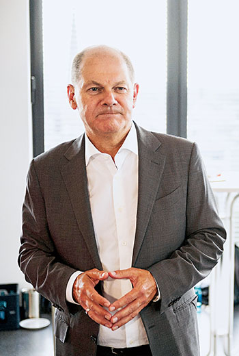 下屆德國總理候選人蕭茲（Olaf Scholz），在鏡頭前擺出梅克爾的招牌手勢