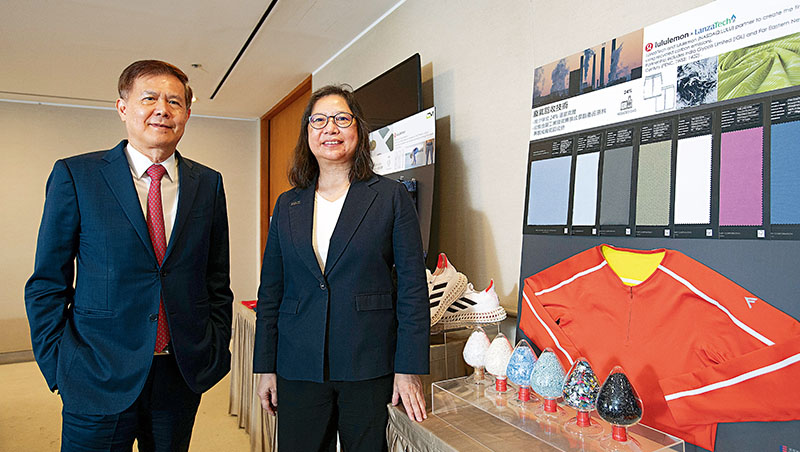 遠東新化纖總部代總經理范欽智（左）與紡織總部代總經理李源珍（右）認為，完整上下游整合經驗是重要競爭力，全球第一件廢氣回收衣（圖右衣）將於明年量產