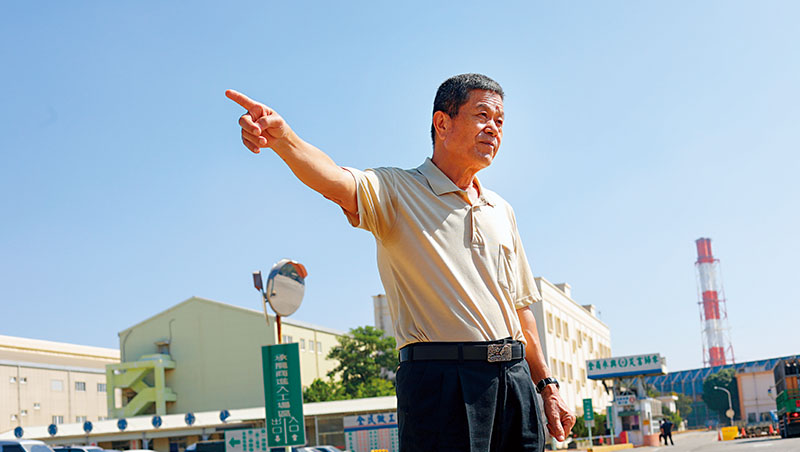 「後勁是反污染,不是反工業!」67歲的黃石龍,曾是反五輕要角。他站在幾十年來奮力對抗的五輕門口,期待「新鄰居」台積電能給這片土地新生命 「後勁是反污染,不是反工業!」67歲的黃石龍,曾是反五輕要角。他站在幾十年來奮力對抗的五輕門口,期待「新鄰居」台積電能給這片土地新生命