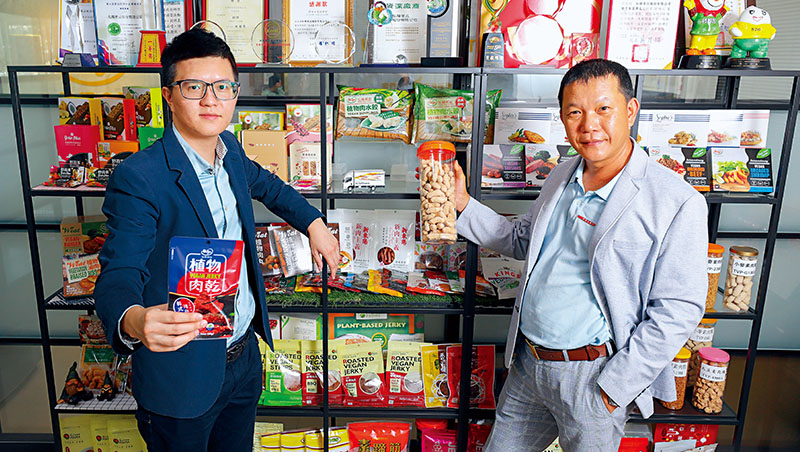 弘陽食品創辦人兼董事長謝奇峯(圖右) 弘陽食品創辦人兼董事長謝奇峯(圖右)