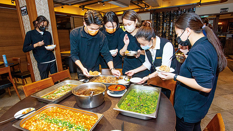 師傅帶學徒傳承開飯　無骨炸雞腿最搶手