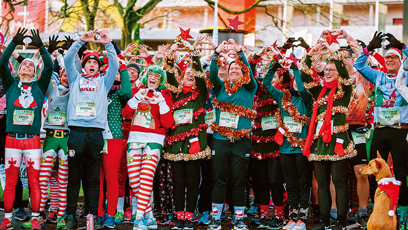 穿上醜毛衣成為人們慶祝佳節的一種方式，圖為德國的「醜毛衣耶誕路跑」活動