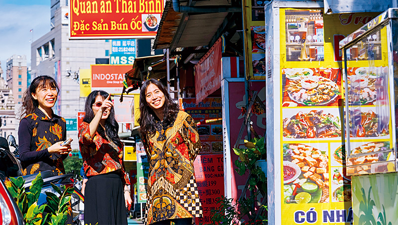 穿蠟染服飾、玩蛇梯棋  當一日印尼人