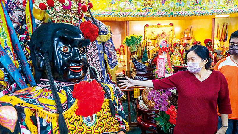 打開媽祖車庫賞神轎　體驗神將裝扮