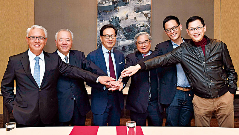台灣大哥大董事長蔡明忠（左3）和頂新集團4兄弟的大哥魏應州（左2），親自促成這筆交易案，要挑戰電信龍頭中華電信地位