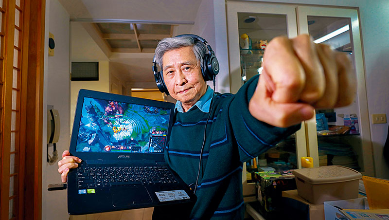 75歲阿公練成電競選手、銀髮網紅創千萬點閱率