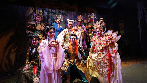 錄Podcast搶攻親子客、讓孫翠鳳演漫畫劇，陳昭賢逆傳統接班，帶九十三歲明華園大轉骨！