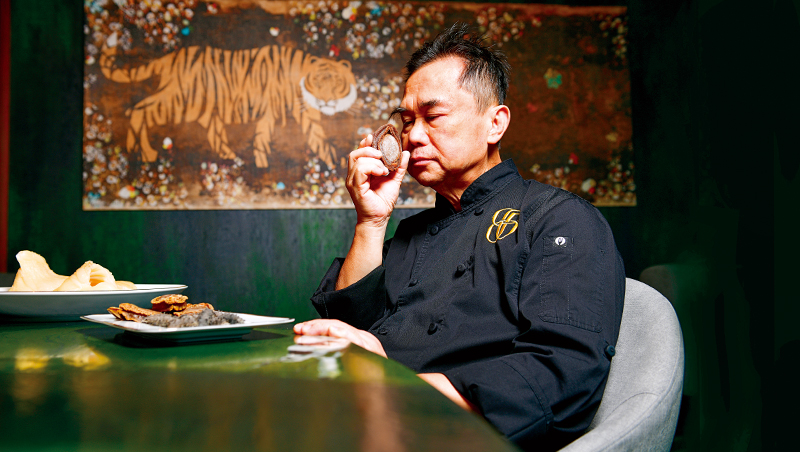 謝文—現年66歲。師出香港有「富豪飯堂」之稱的福臨門餐廳,現為台北101大樓85樓中餐廳「捌伍添第」行政總主廚 謝文—現年66歲。師出香港有「富豪飯堂」之稱的福臨門餐廳,現為台北101大樓85樓中餐廳「捌伍添第」行政總主廚
