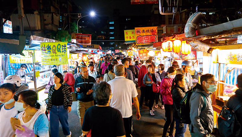 生活中充滿空污飆高的危機,例如夜市,開張後PM2.5濃度飆高至超過聯合國的有害標準 生活中充滿空污飆高的危機,例如夜市,開張後PM2.5濃度飆高至超過聯合國的有害標準