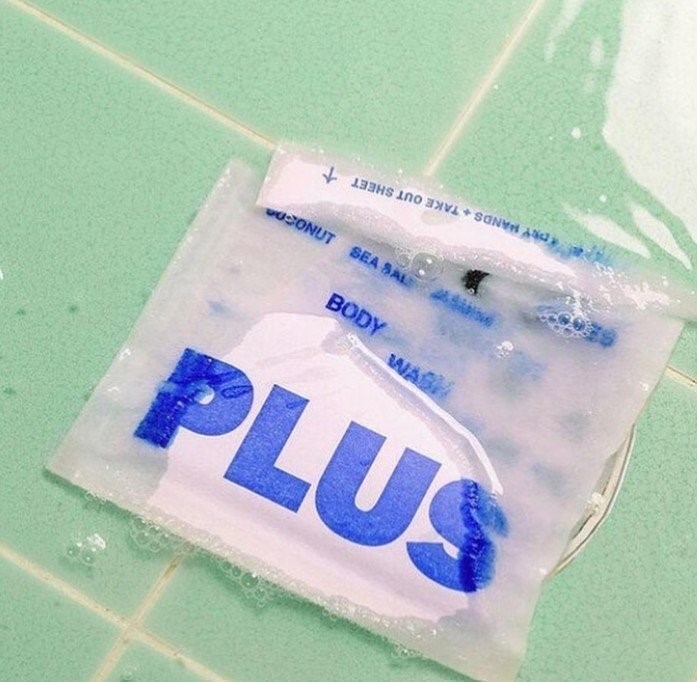 永續洗護品牌PLUS的不含水沐浴片。