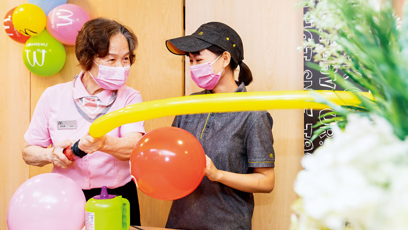 找80歲阿嬤當同事！麥當勞、晶華3招抗缺工