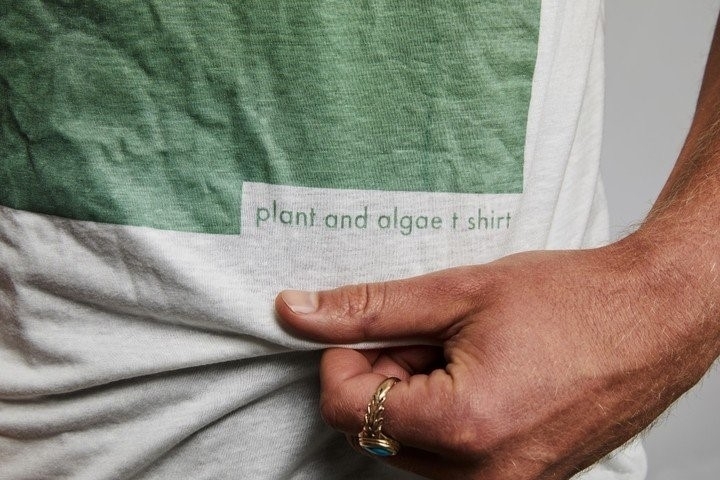 VOLLEBAK的環保藻類印花T-shirt。