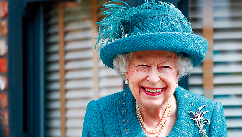 英國女王伊莉莎白二世經常佩戴成套首飾，展現傳統穩重