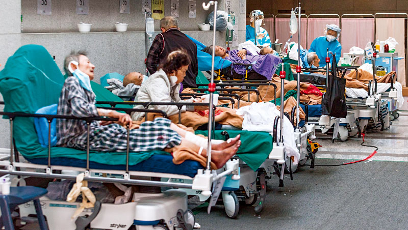 確診病患擠滿香港醫院，院內容不下等待救治的大量病患，導致院外也人滿為患