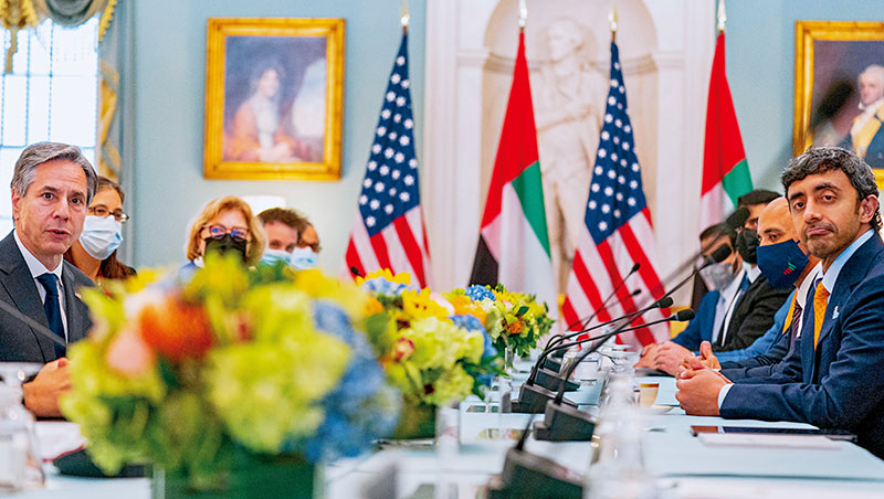 2021年10月美國國務卿布林肯（左）和阿聯酋外長阿卜杜拉（右）在華盛頓會晤，氣氛友好，現在阿聯酋立場卻開始動搖