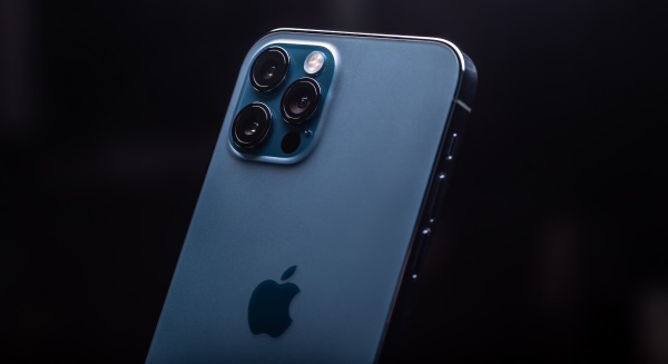 iPhone 12的鋁合金邊框。