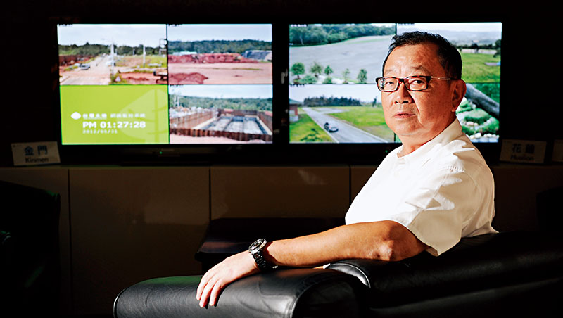 邱復生父女相爭、薪水發不出　台股最窮地主荒謬劇