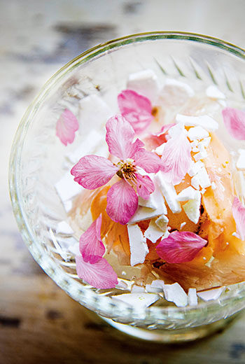 以山櫻花為題，結合櫻花酒漬、鹽漬吉野櫻，為甜點呈現柔美浪漫的視覺