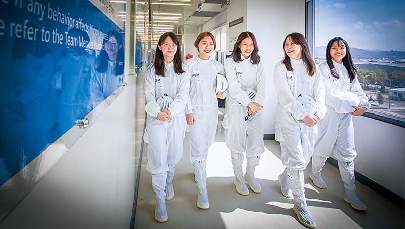 美光位於台中的無塵室，這5名女性的設備工程師皆不到30歲，她們是美光女工程師的生力軍