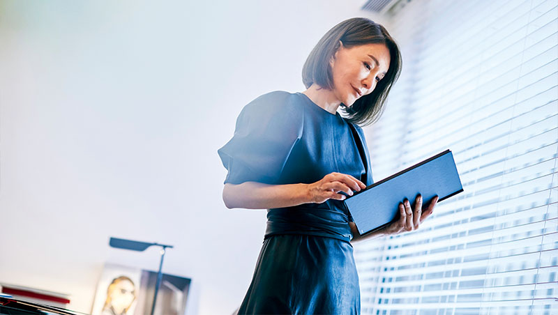 5分鐘賣出4千萬凱莉包　家庭主婦創時尚傳奇