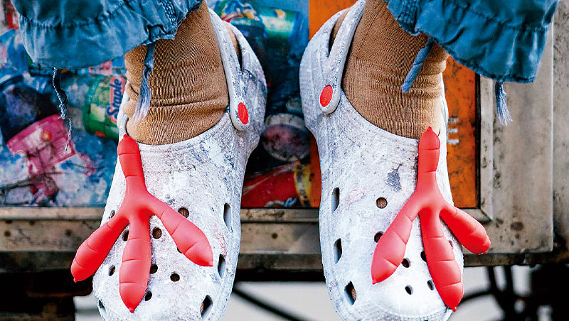 卡駱馳與潮牌Staple的聯名鞋款，把Staple的招牌標誌「鴿子腳」做成超吸睛的巨大鞋扣