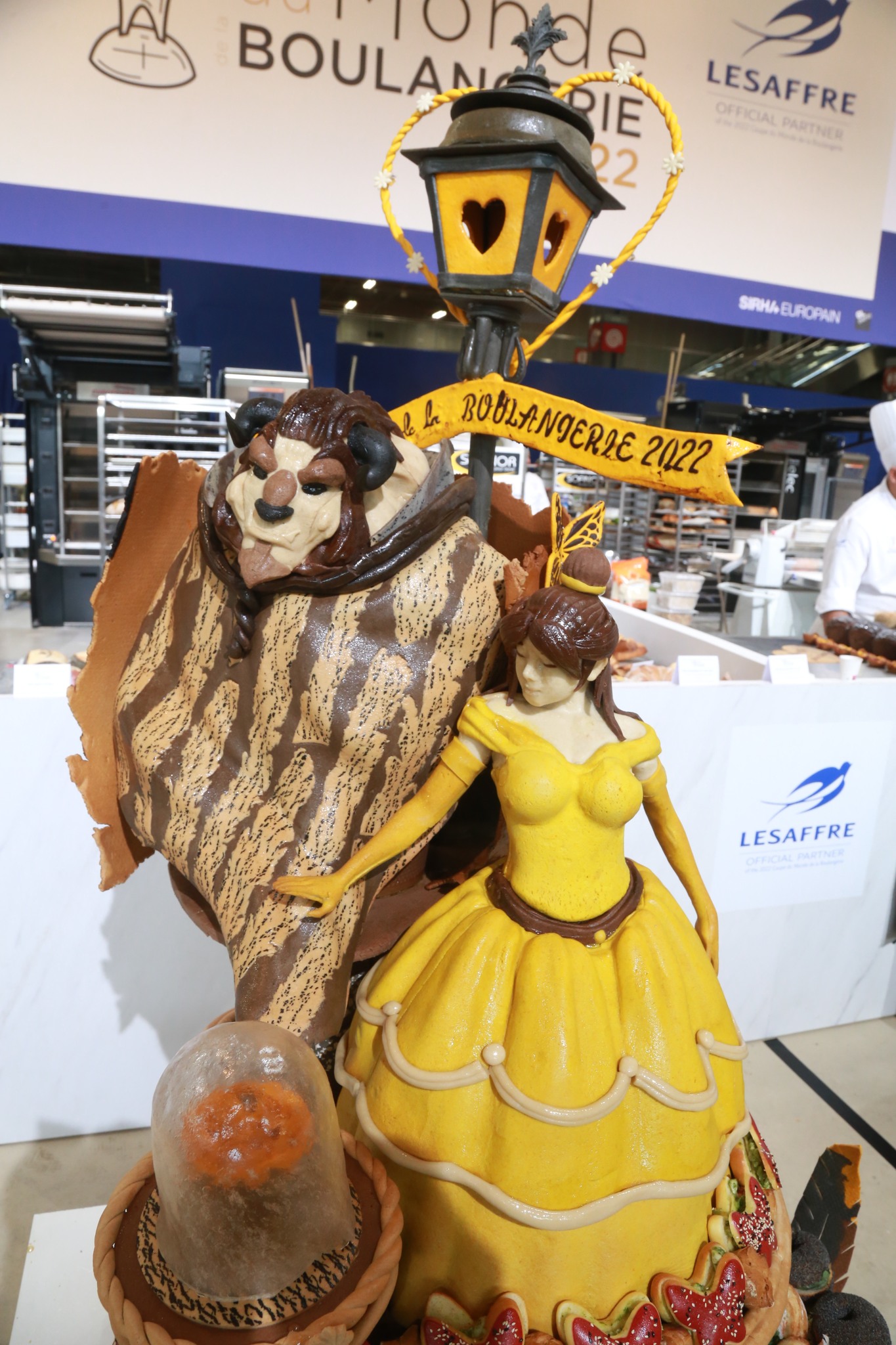 台灣在第11屆「世界盃麵包大賽」中，以藝術麵包「美女與野獸」獲得世界冠軍。以麵糰製作的玫瑰花和玻璃罩，更是超水準呈現。
