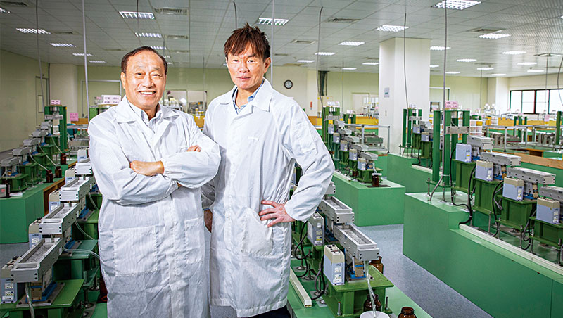 昇貿科技董事長李三連（圖左）、總經理李弘偉（圖右）