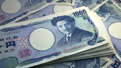 日本的兩難》日元跌勢不休⋯賣美元救匯率，卻恐加重美國通膨！