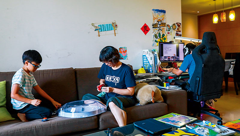 客廳比房間適合上課　崩潰爸媽5招救網課效率