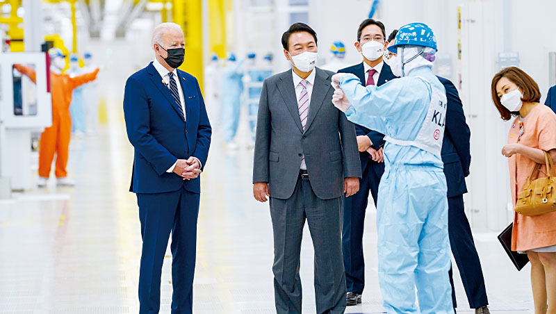 美國總統拜登（左1）5月與韓國總統尹錫悅（左2）到訪三星晶圓廠，副會長李在鎔（左3）在旁接待。尹錫悅希望兩國能基於先進技術和供應鏈合作，發展經濟安全同盟
