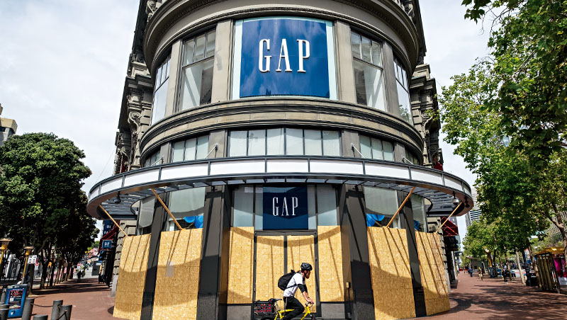 Gap曾是時尚經典，卻因「太沒個性」陷入營運迷航，失去影響力，同名品牌全球店面數從千間關到剩下約500間