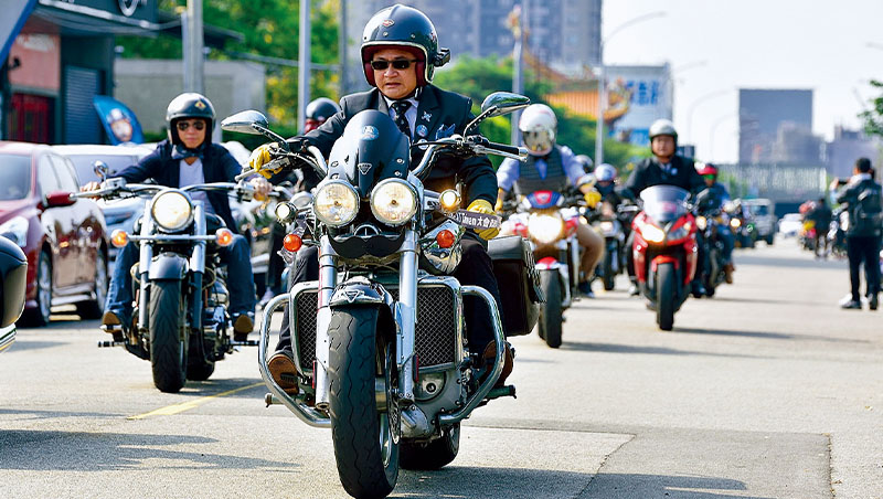 每年聚會少一人　他發起重機「紳士路騎」運動