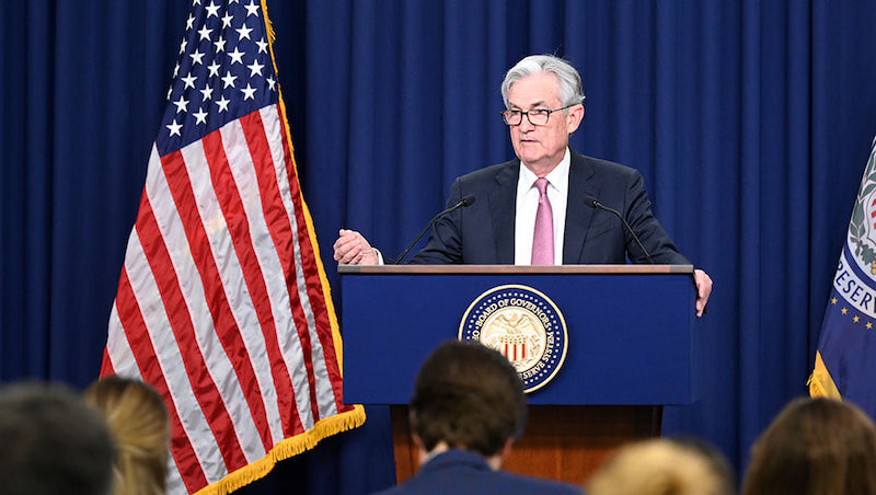 鮑爾最難的一張考卷⋯該升息打通膨或收手救經濟？經濟大咖正反論戰