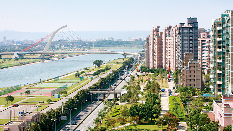 不炒股了，吵移民！美元、第二本護照登自保熱門話題