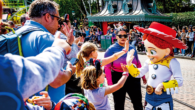 遊客變少、營收卻創新高！一款App看迪士尼樂園漲價魔法