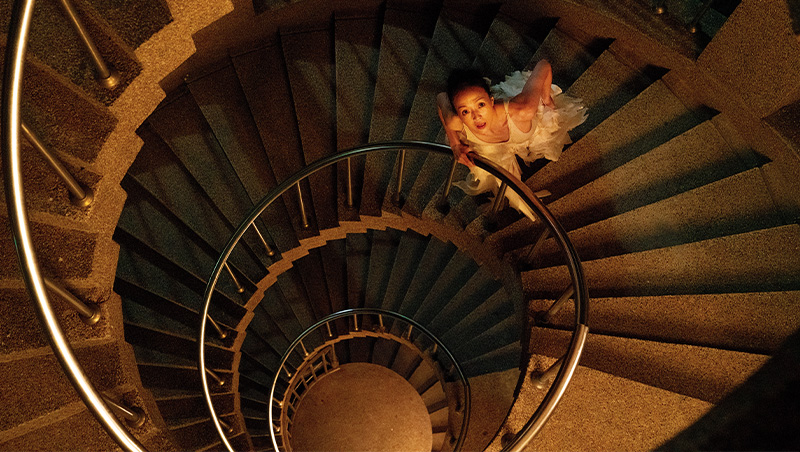 李安、侯孝賢一句話　她躺冰棺、泥濘滿身為電影編舞