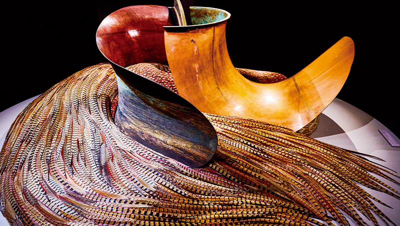 直擊倫敦藝術博覽會　發現穿羽毛裝的53年威士忌