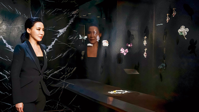 懸浮於空中的珠寶　全球最大「無重力展櫃」登台