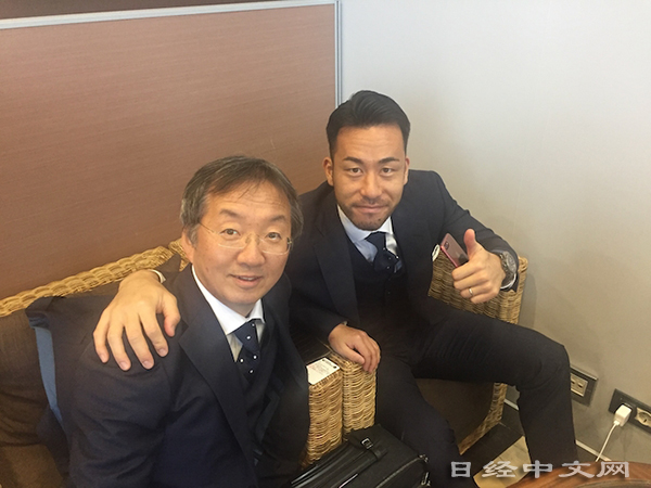 曾擔任日本足球國家隊征戰兩屆世足賽的隨隊隊醫池田浩（左）。