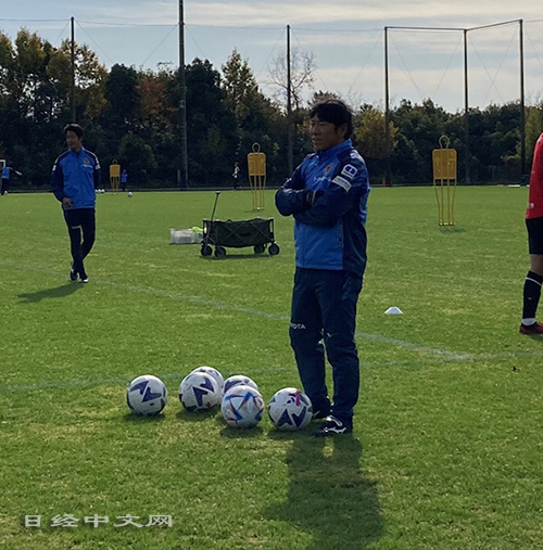 日本職業足球聯賽J1名古屋鯨魚足球隊的教練和田一郎（中）正在指導訓練。