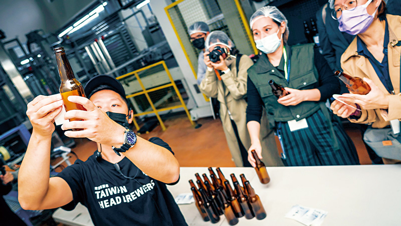 新北首見精釀啤酒觀光工廠　不只現飲、還能自製酒標