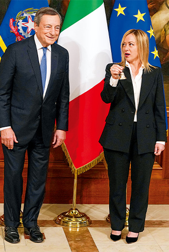 義大利總理上任連三天，為何都穿亞曼尼套裝？