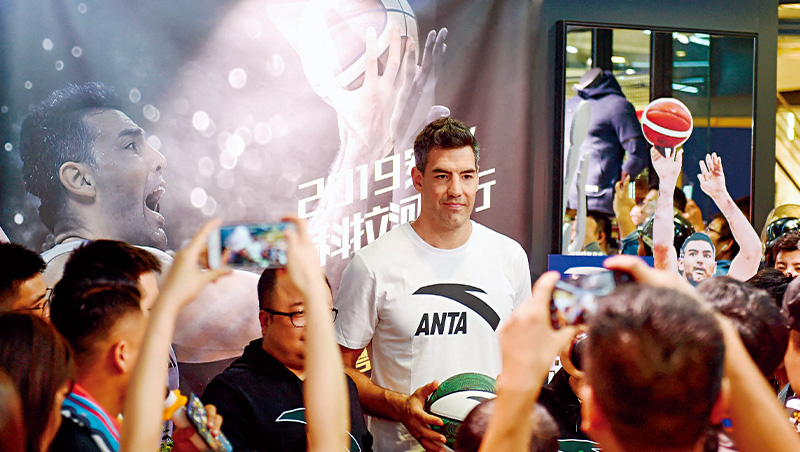 在中國賣愛國、在外國賣人權　安踏粗暴價值挫敗Adidas