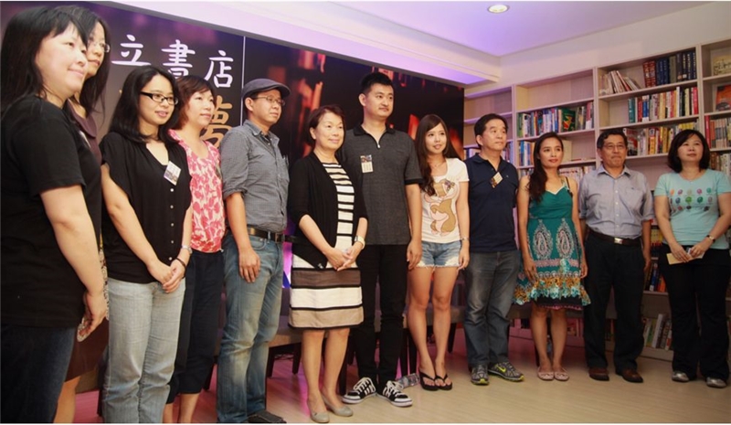 記者會時任文化部長龍應台與獨立書店經營者合影。