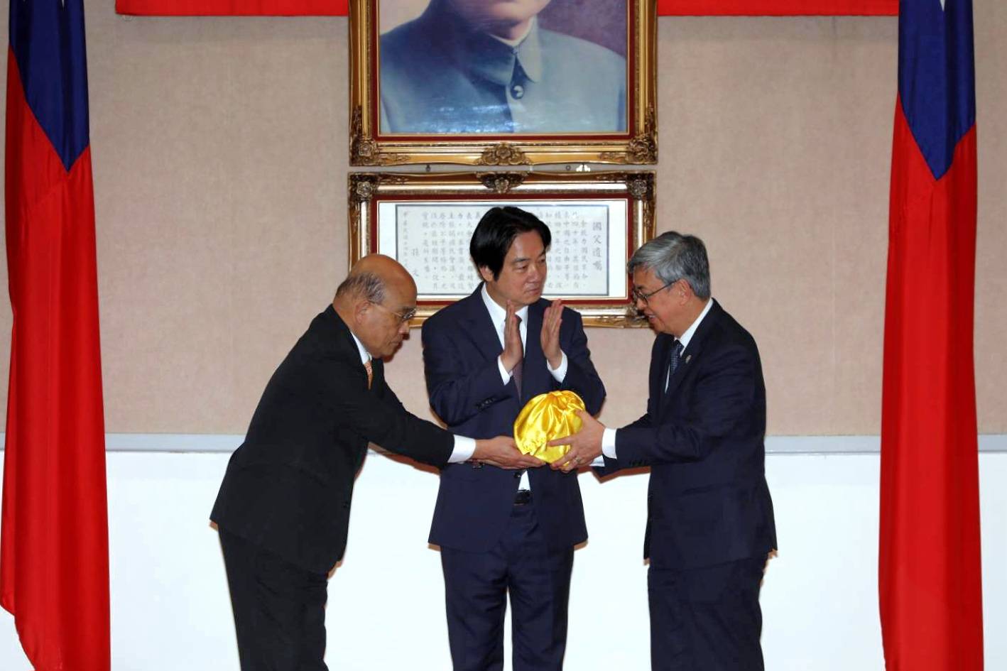 1月31日上午，卸任行政院長蘇貞昌和新任院長陳建仁，在副總統賴清德的監交下交接。