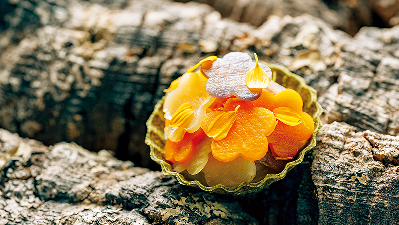 地瓜葉做塔皮、柑橙做冰糕　坐吧台欣賞甜點作畫