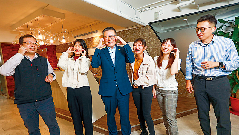 30多歲當總經理、女廠長！揭李長榮「不無聊」搶才術	