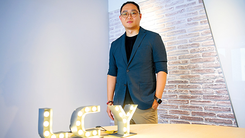 李長榮養接班梯隊》他33歲那年，1人飛加拿大買下數億元工廠