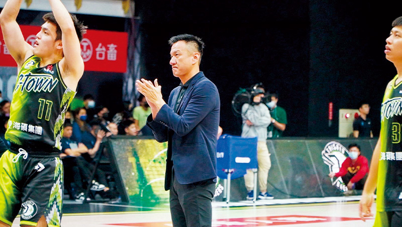 是鞋業CEO，也是球隊董事　他把25人籃球隊管理術帶進萬人工廠